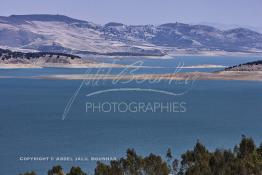 Image du Maroc Professionnelle de  Le barrage Oued El Makhazine, conçu pour le développement et  l'irrigation du périmètre du Loukkos. Ainsi les champs situés dans le triangle Ksar El Kébir, Larache, Moulay Bouselham profitent de cette infrastructure. Cette importante réalisation située sur El Oued Loukkos sert à la régularisation inter annuelle des débits tout en formant une protection contre les crues, au Jeudi 1er Septembre 2005 à cette datte le barrage dispose 309 Million de M3. (Photo / Abdeljalil Bounhar) 